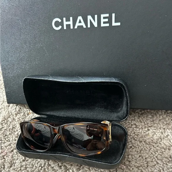 CHANEL Tortoiseshell Women's Glasses - Picture 1 of 5